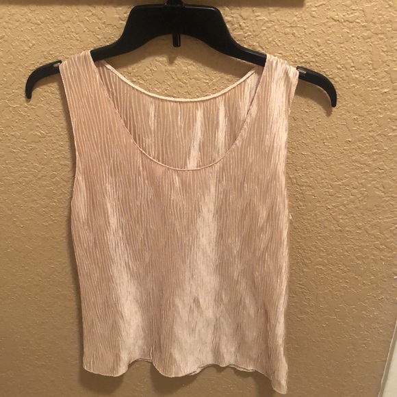 Very gently worn L.A.II gold polyester top. Silk feel.  Lightweight. Great shape - Picture 4 of 9